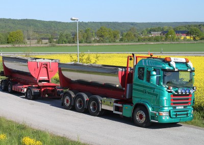 Lastbilstransport med släp på landsväg