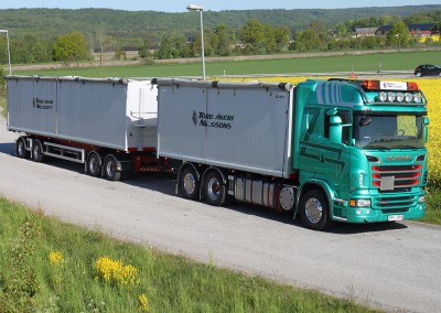 Lastbilstransport med släp på landsväg